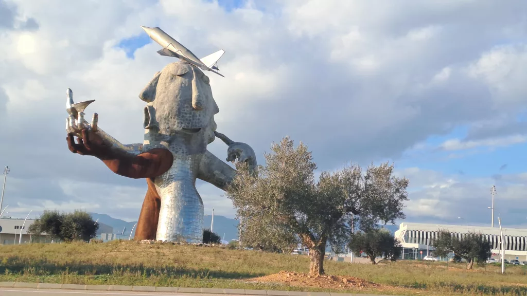 escultura del aeropuerto de Castellon Alquiler coches con conductor